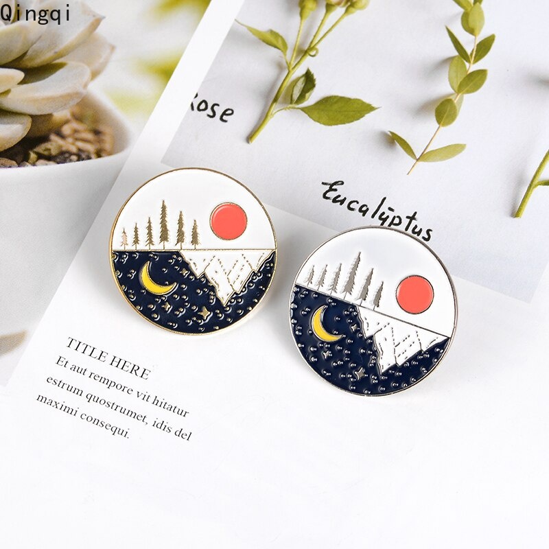 Bros Pin Enamel Bentuk Bulat Motif Gunung Matahari Bulan Bintang Hutan Alam Untuk Hadiah Berkemah Mendaki Luar Ruangan