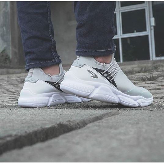 SEPATU 910 NINETEN RYU 1.5 ABU MUDA PUTIH HITAM