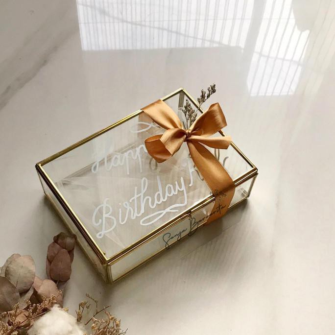 

GOLD GLASS BOX / GIFT BOX / KOTAK PERHIASAN / KOTAK KADO / SESERAHAN - MELEKAT BOX