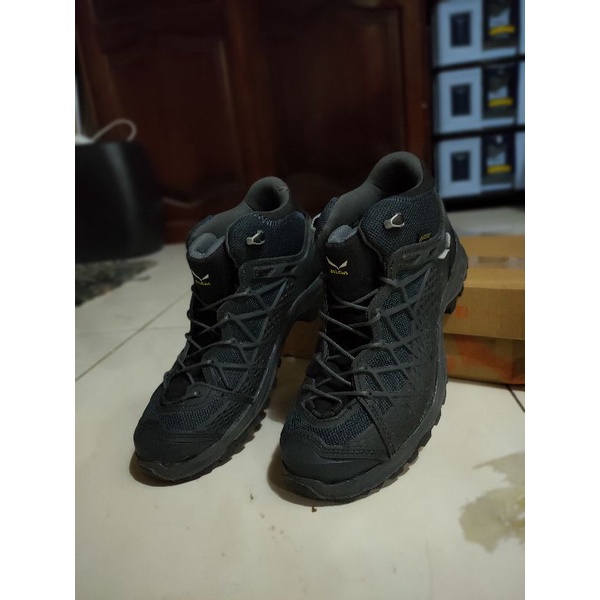 Sepatu hiking tracking salewa wild hiker