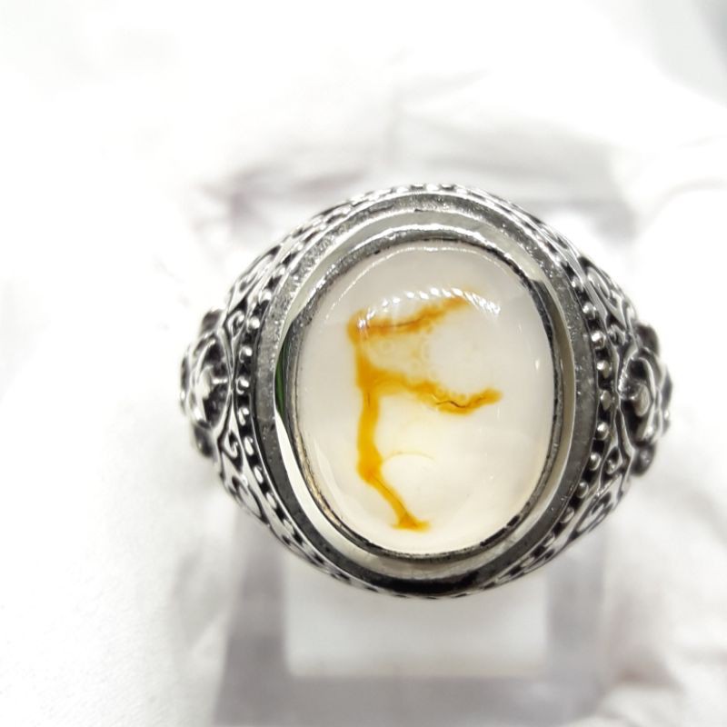 Batu cincin motif huruf F