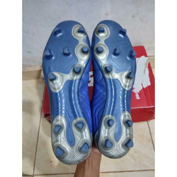 sepatu bola Adidas Copa 20.3