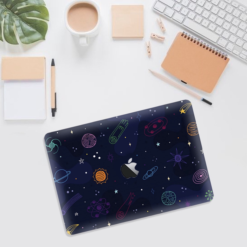 Case Casing Aksesoris Protective Pelindung Laptop Hardcase Macbook Air Pro 13 inch M1 M2 2017 2018 2019 2020 2021 A1932 A2179 A2337 A1706 A1708 A1989 A2159 A2251 A2289 A2338 Gambar Space Planet Angkasa Warna Biru Blue Navy Murah Premium Logo Lubang Tampak