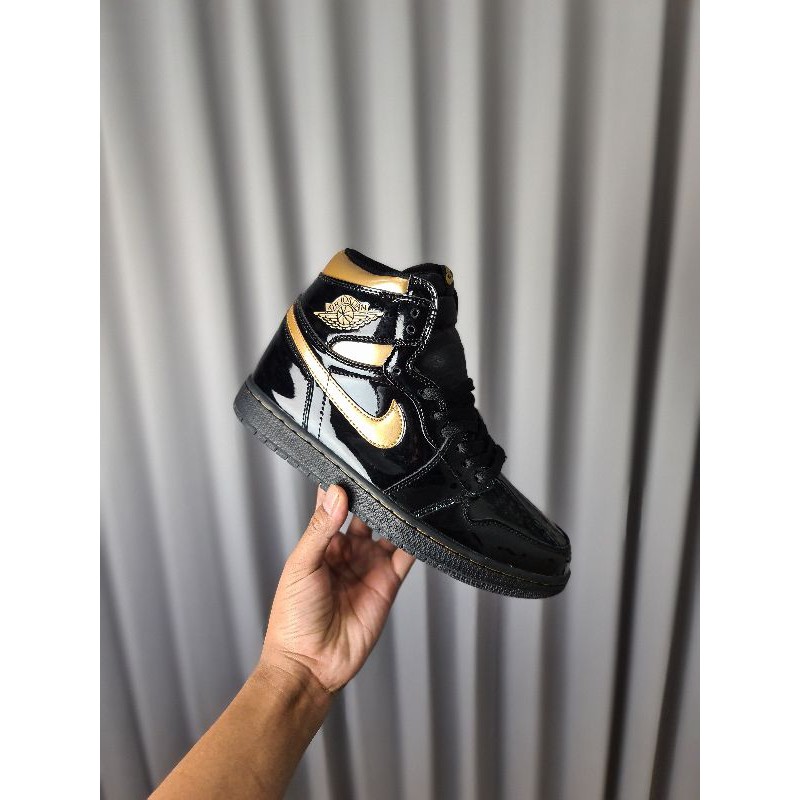 Sepatu Sneakers Pria / Sepatu Basket Nike Air Jordan 1 " Black Metalic Gold "