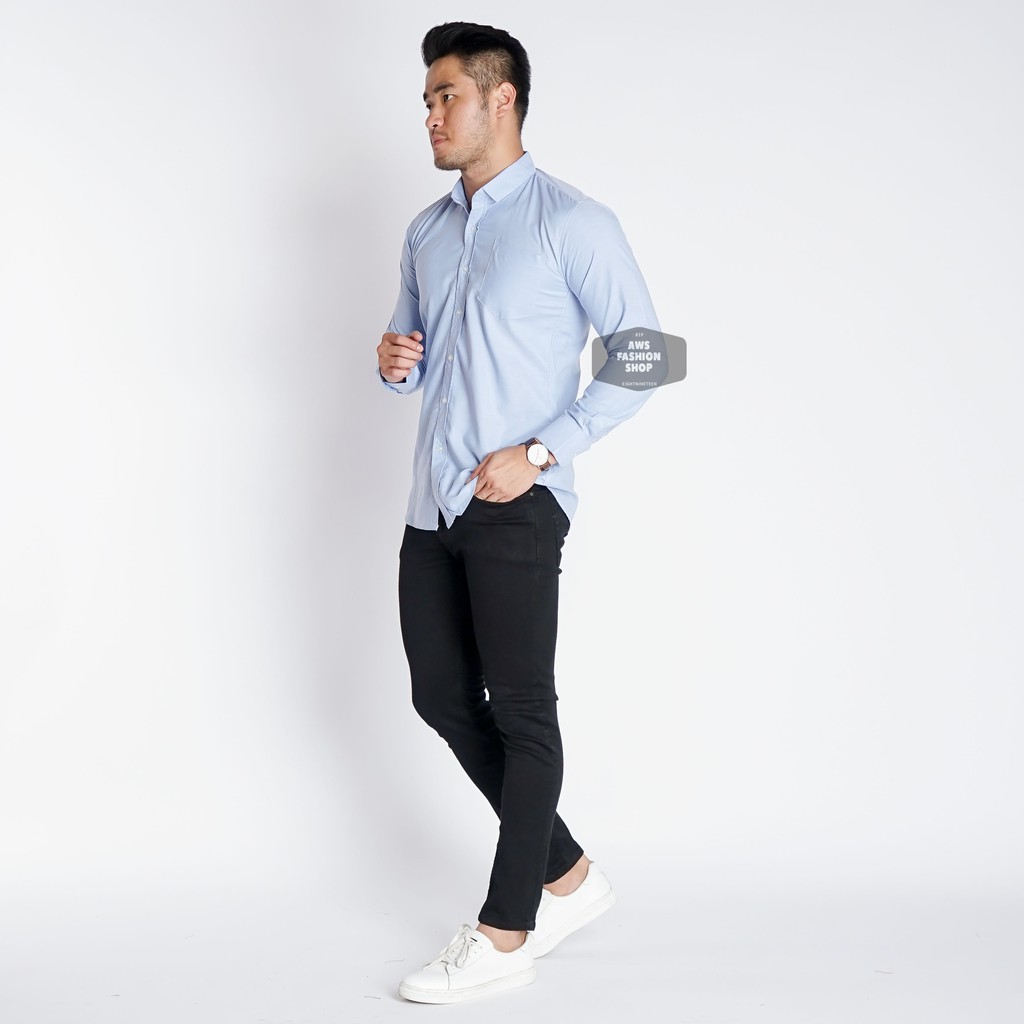 Kemeja Pria Lengan Panjang Polos Biru Muda Soft Blue Oxford Kerja Cowok Casual Slimfit EightNineTeen