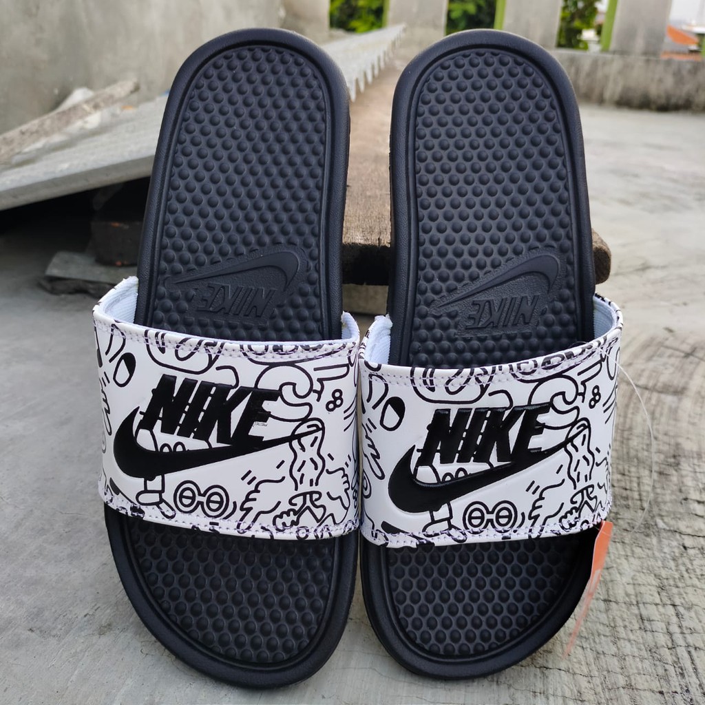 SANDAL SLOP NIKE BENASSI SELOP HITAM DOODLE PUTIH PRIA WANITA TERMURAH SLIDE SENDAL MURAH FLIP FLOP-1