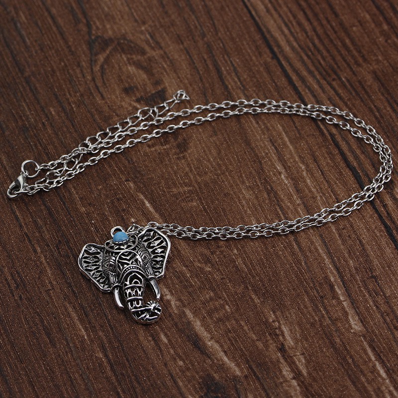 Kalung liontin gajah lucu antik milik wanita