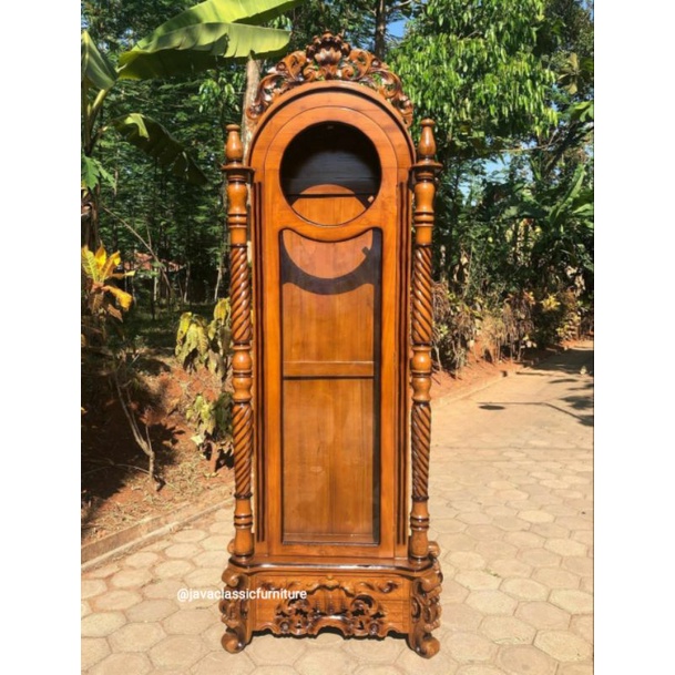 1 SET LEMARI JAM UKIR TIANG ULIR BAHAN KAYU JATI SUDAH DI LENGKAPI DENGAN JAM DAN KACA FINISHING NATURAL JEPARA