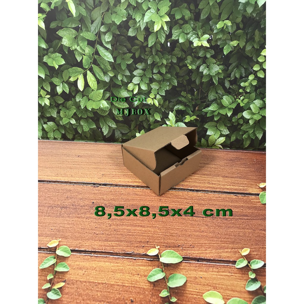 

Kardus Uk. 8,5x8,5x4 cm......Die cut untuk packing aksesoris dll, model box pizza