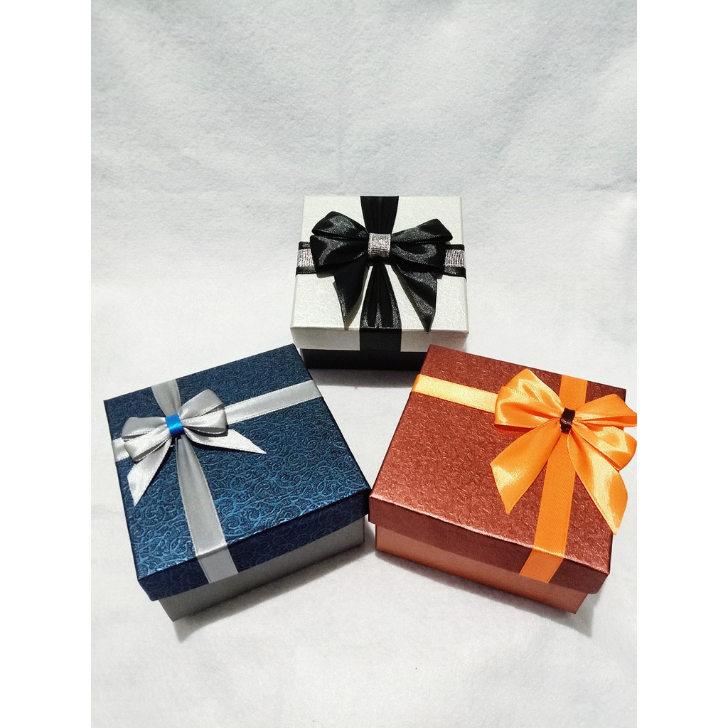 

Kotak kado / Gift box cover fancy paper classic kombinasi uk 8 x 8 x 5 cm
