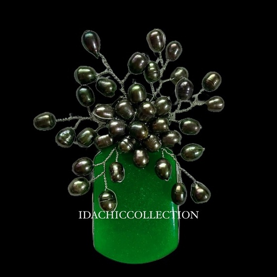 Bros Batu Hijau dengan Mutiara Hitam