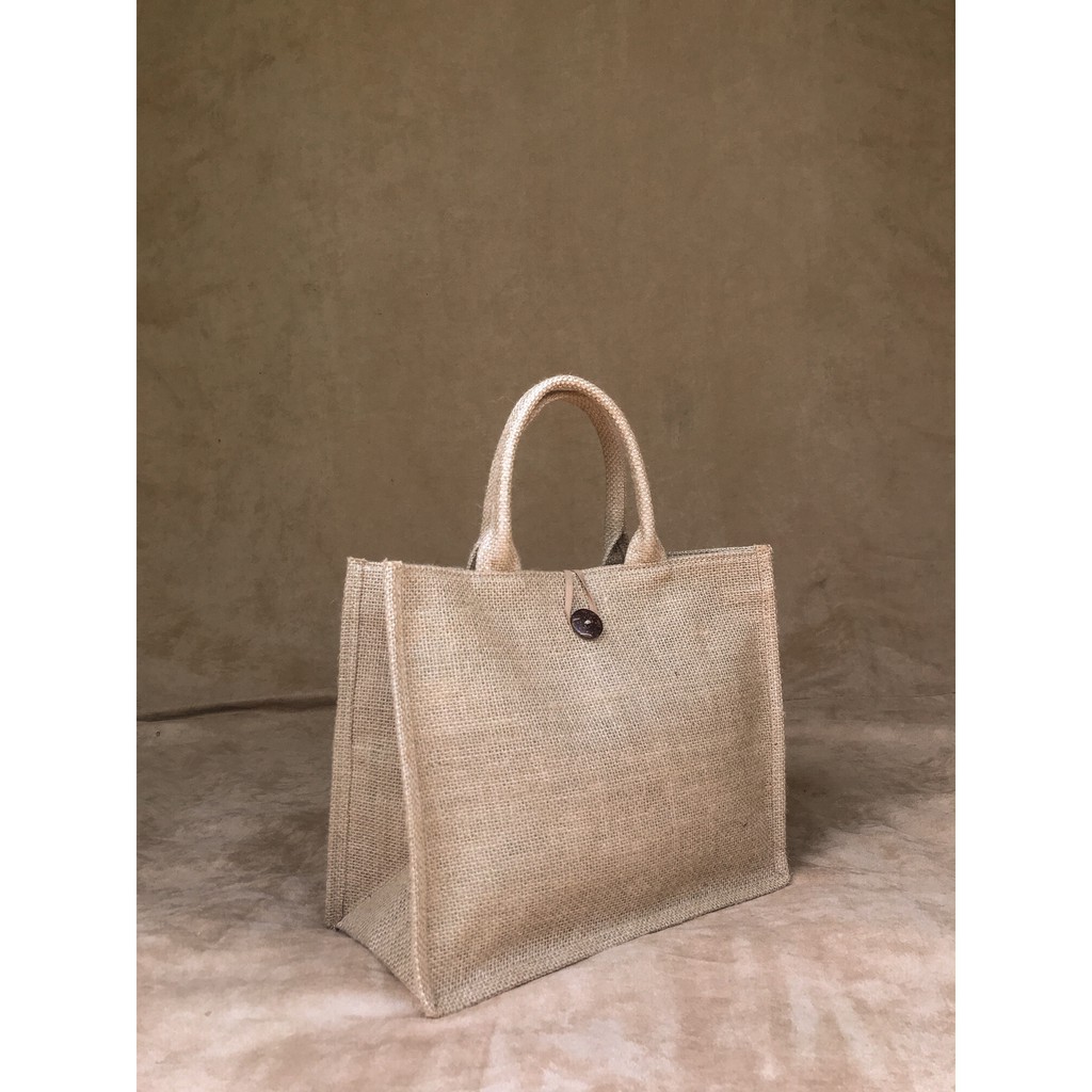 

Souvenir Kado Hadiah Tas Hampers Goodie Bag Gift Bag Karung Goni Kanvas Tutup Karet - Kancing Kayu