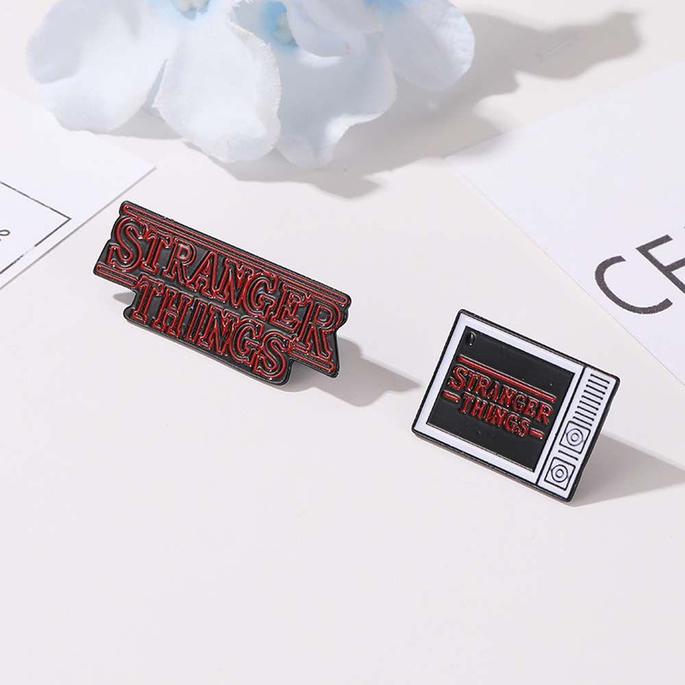 Agustinina Pertunjukan TV Stranger Things Kartun Mantel Perhiasan Aksesoris Stranger Things Anime Badge Lencana Pin Enamel Pin