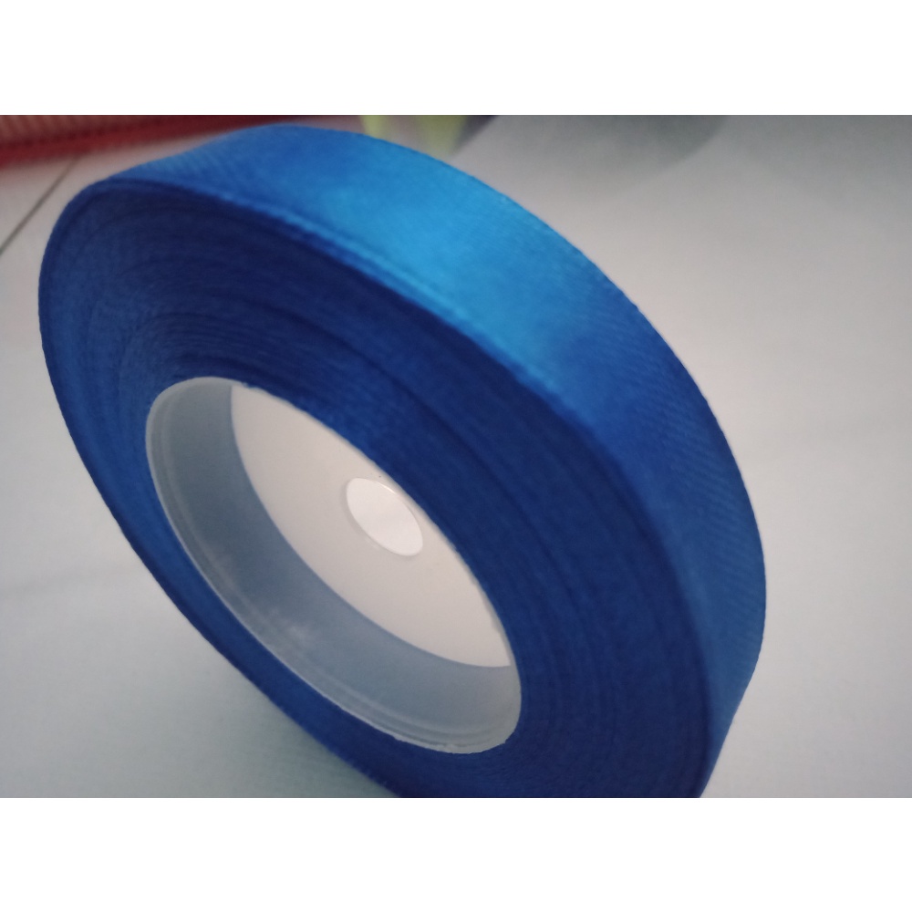

Pita Satin Biru Benhur Ukuran 1/2 inchi / 1cm per Roll