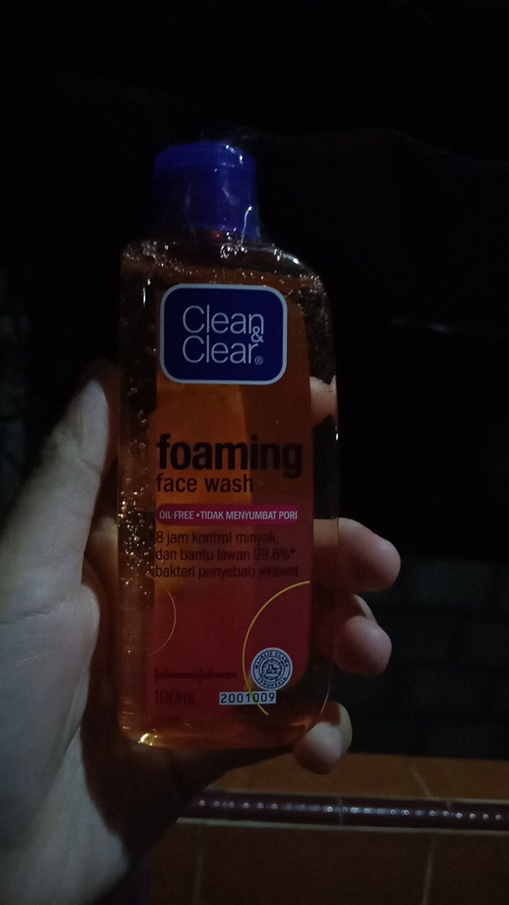 Clean & Clear Essentials Foaming Facial Wash 100ml