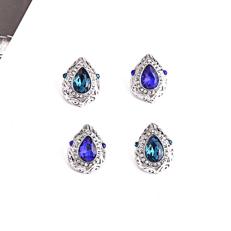 [Ready Stock]Fashion Hollowed-out Inlaid Sapphire Necklace Luxury Pendant