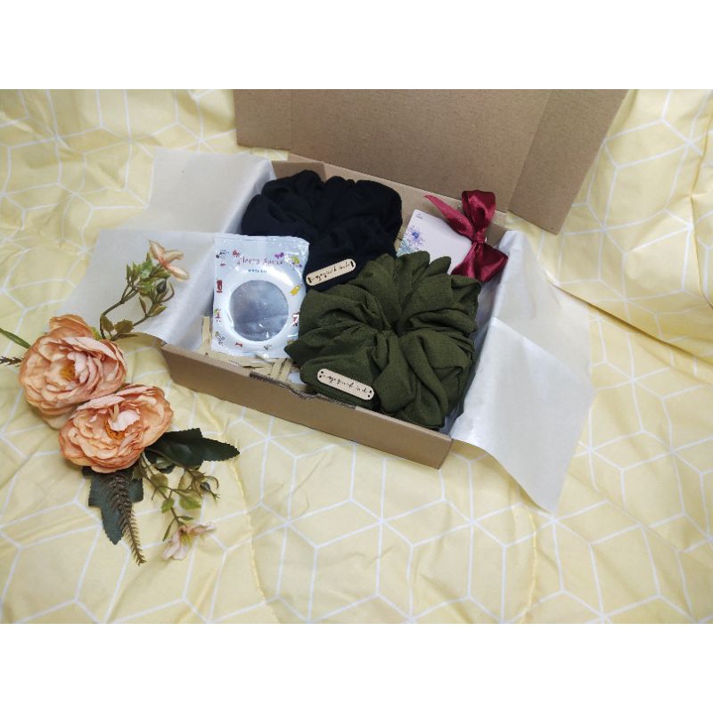 

Hampers Syaqinah Scrunchie 2 Warna | Box 20*20