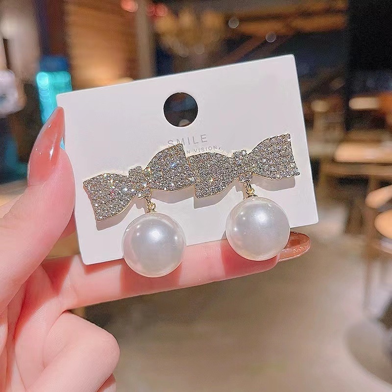 Anting Tusuk Gantung Desain Pita Hias Mutiara + Berlian Gaya Korea Untuk Wanita