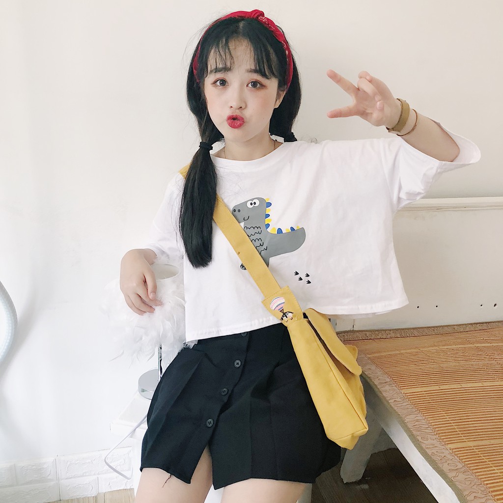 Kaos T Shirt Wanita Lengan Pendek Dengan Potongan Longgar Dan Kaos T Shirt Wanita Lengan Pendek Dengan Potongan Longgar Dan
