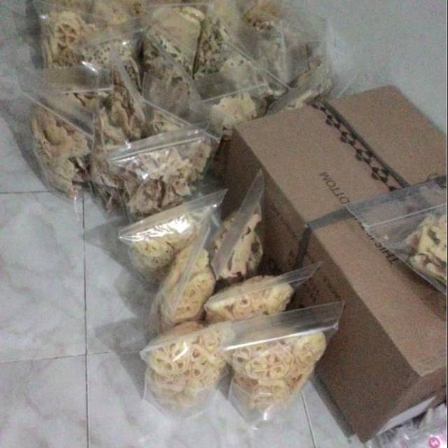 

kembang goyang/peyek kacang hijau/peyek kacang tanah gurih dan nikmat