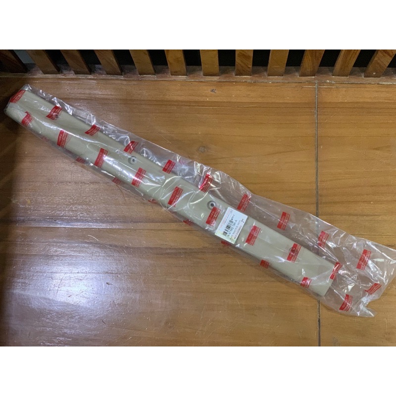 Jepitan Karpet Pintu Depan Isuzu Panther 2007-2020 8-97562 796-A