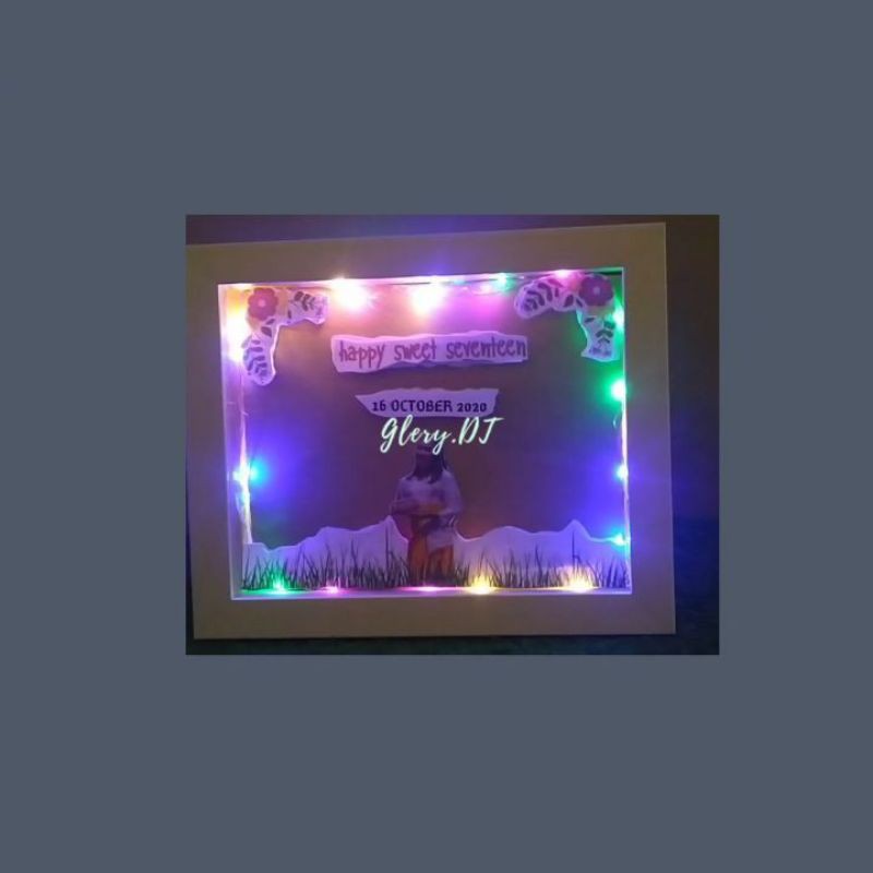 Bingkai foto Kayu dan lampu