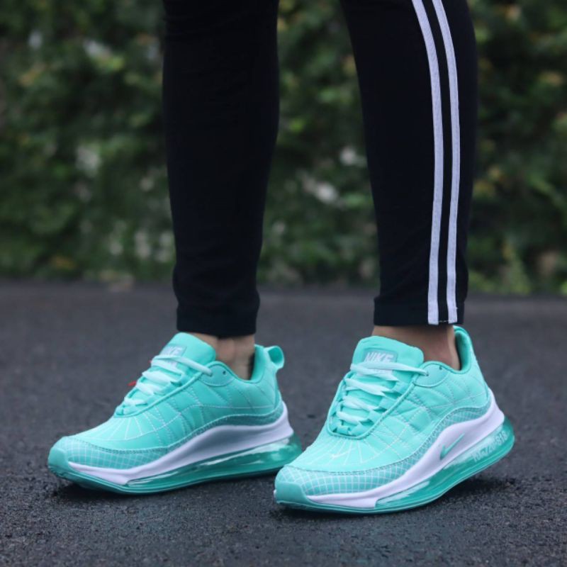 SEPATU NIKE AIR MAX 720-818 WOMAN