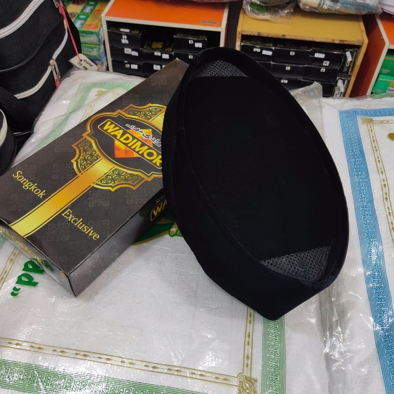 Peci Hitam Wadimor