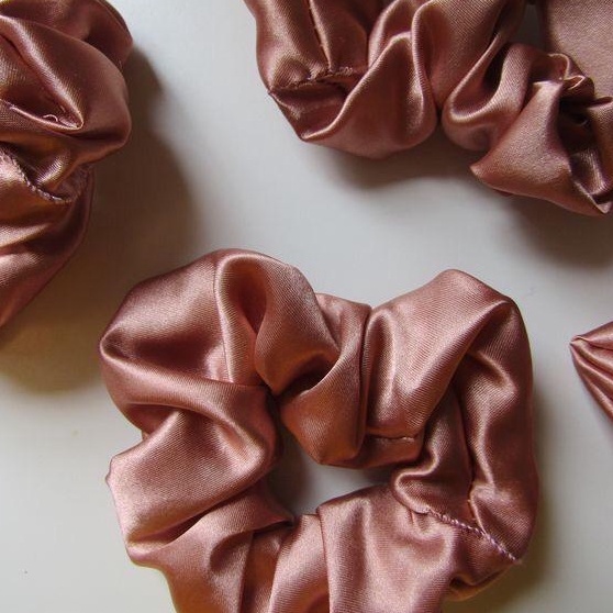 SCRUNCHIE ROSE GOLD SILK 100% SELEMBUT SUTRA BY SV AKSESORIS RAMBUT KARET RAMBUT CEPOL SCRUNCHIE