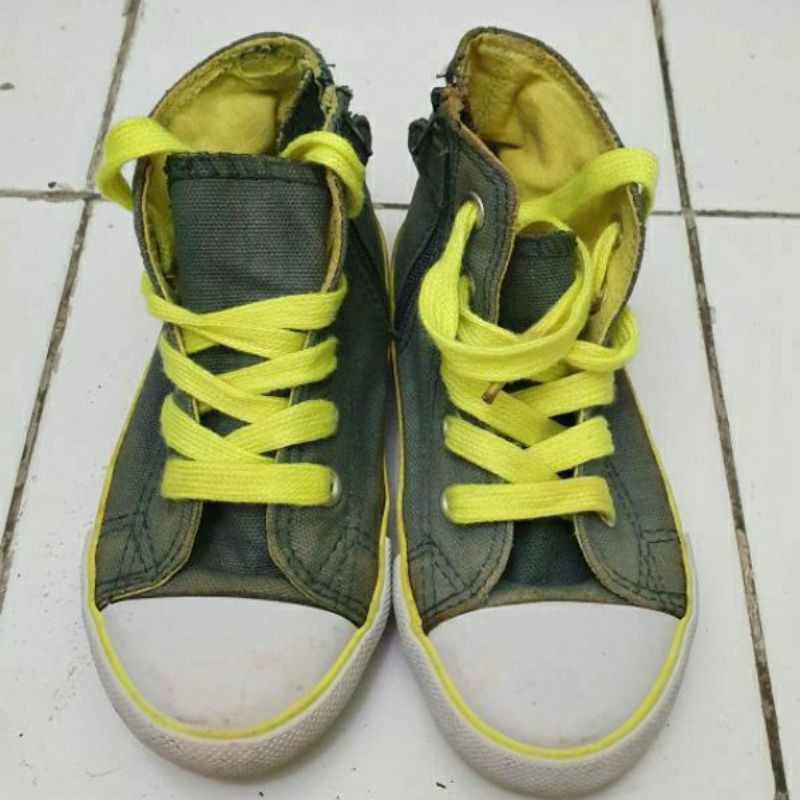 Preloved sepatu boots sneakers Converse anak size 27 second