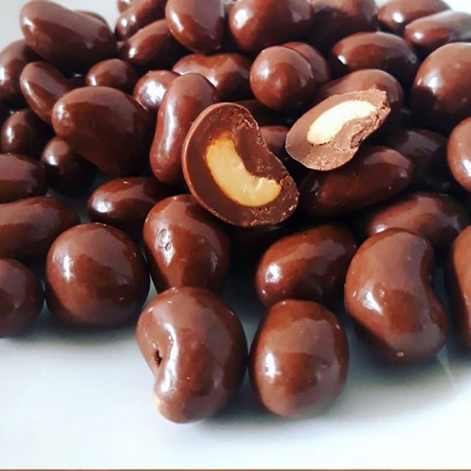 

COKLAT ISI KACANG MEDE LEZAT 500GRAM