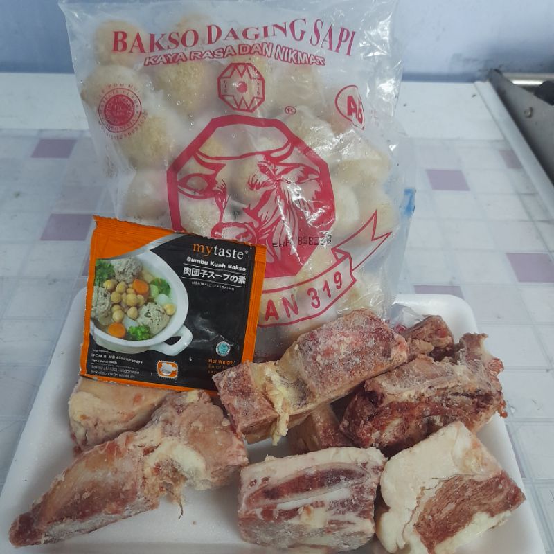 

Paket baso kumplit dengan tulangan dan bumbu kuah