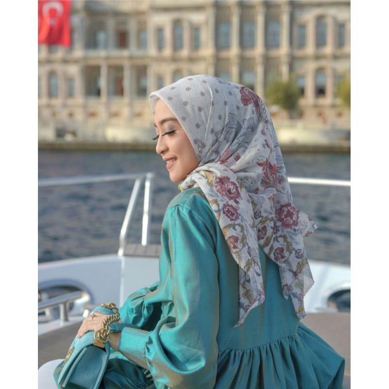 buttonscarves royale white