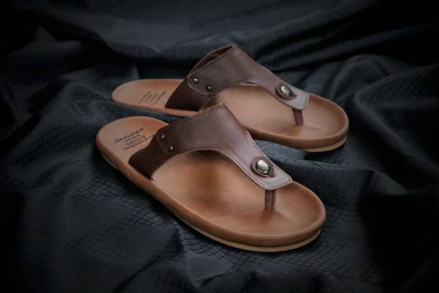 CLOVER|Sandal Kasual Kulit Pria Original Distro Murah Kekinian Model Jepit Terbaru Tidak Licin