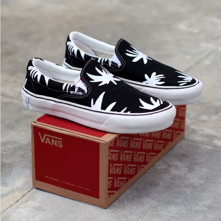 SLIP ON RASTA BLACK WHITE WANITA