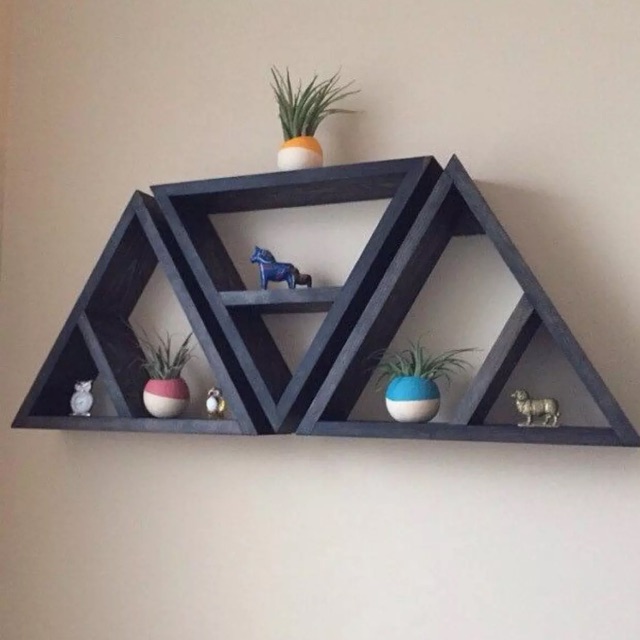 Rak dinding segitiga sekat minimalis- Rak dinding matras