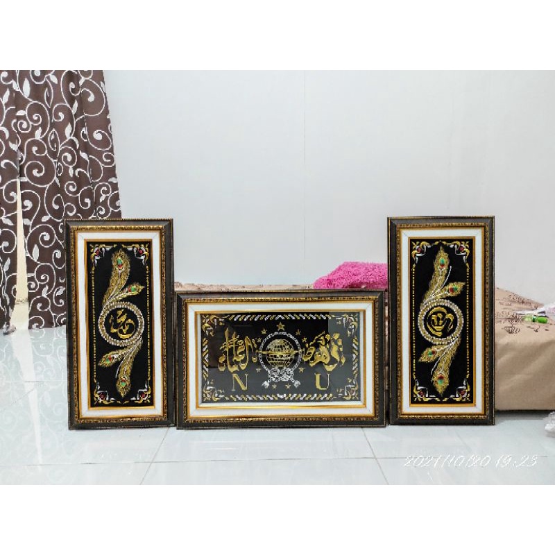 kaligrafi prada emas logo NU