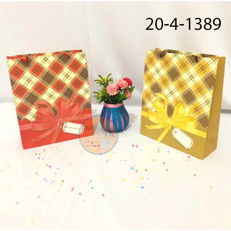 

Tas Kertas Paper Bag Shopping bag Motif Pita Kado Kotak-kotak Unik