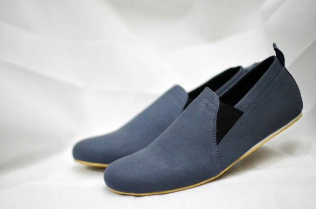 OBRAL CUCI GUDANG Sepatu pria slop casual canvas original mrch wakai gucci