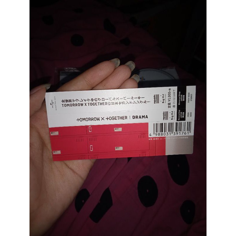 tiket konser dan kertas scan album Jepang TXT drama
