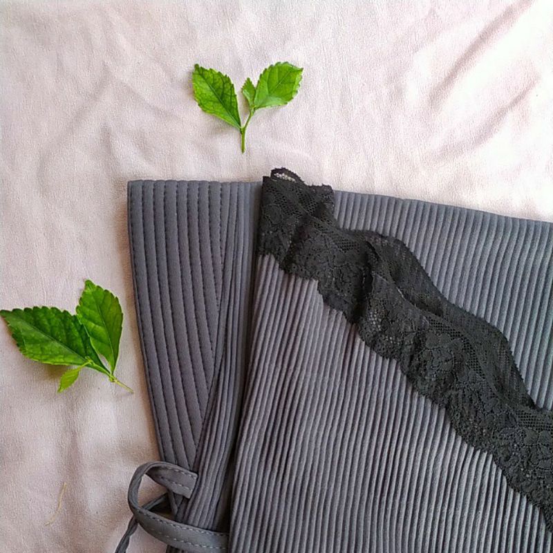 Hijab Kian Plisket Ped Kombinasi Renda Jilbab Instan Cantik Ukuran Sedang Khimar Jersey Terlaris-Abu Tua/Grey