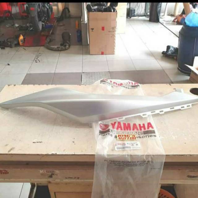 Body belakang kiri aerox 155 silver ori ygp