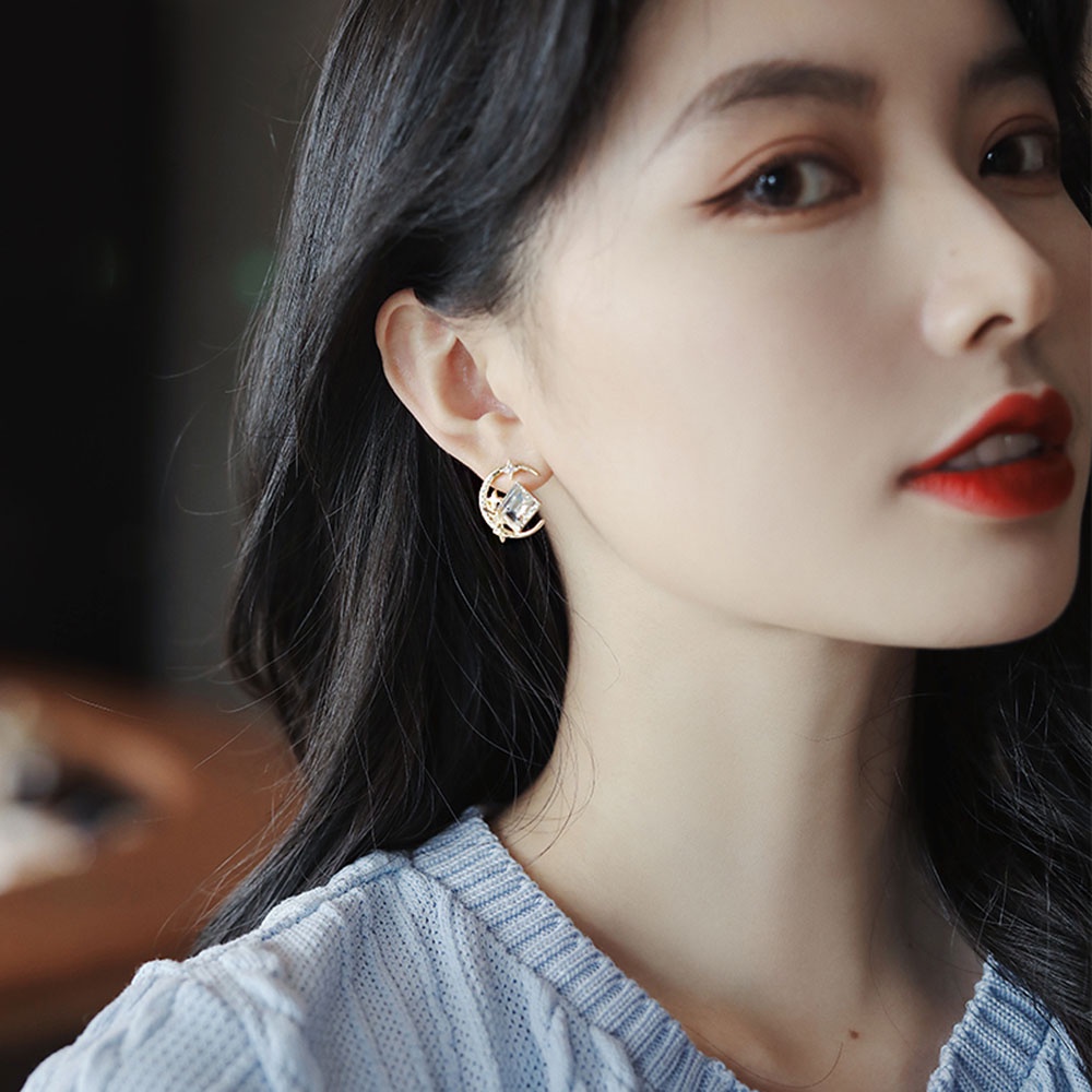 Anting Stud Desain Bulan Bintang Kecil Aksen Kristal Berlian Gaya Korea Untuk Wanita