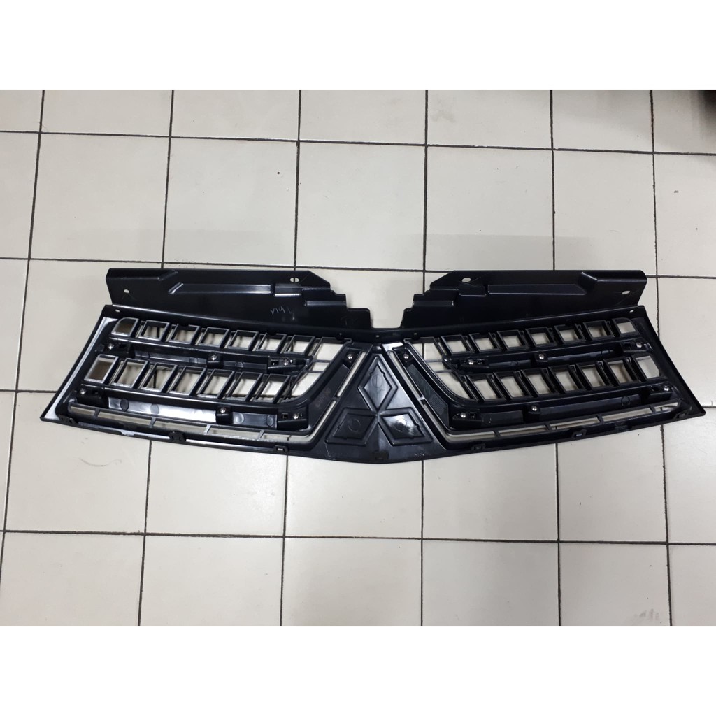 Grill Pajero sport 2015