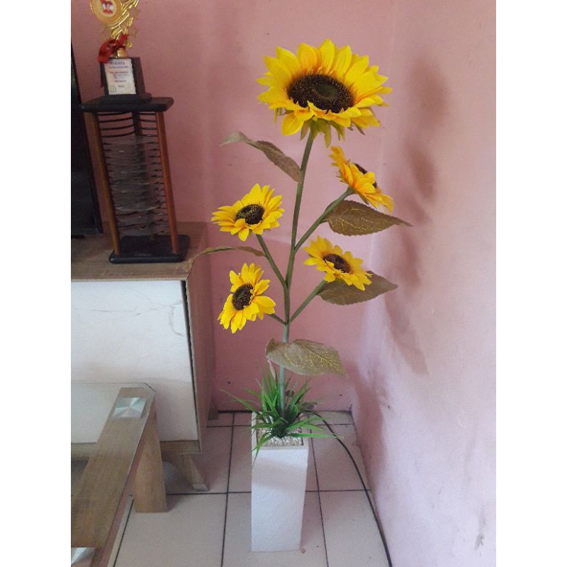 1 set pot + bunga Matahari Jumbo/ bunga sudut