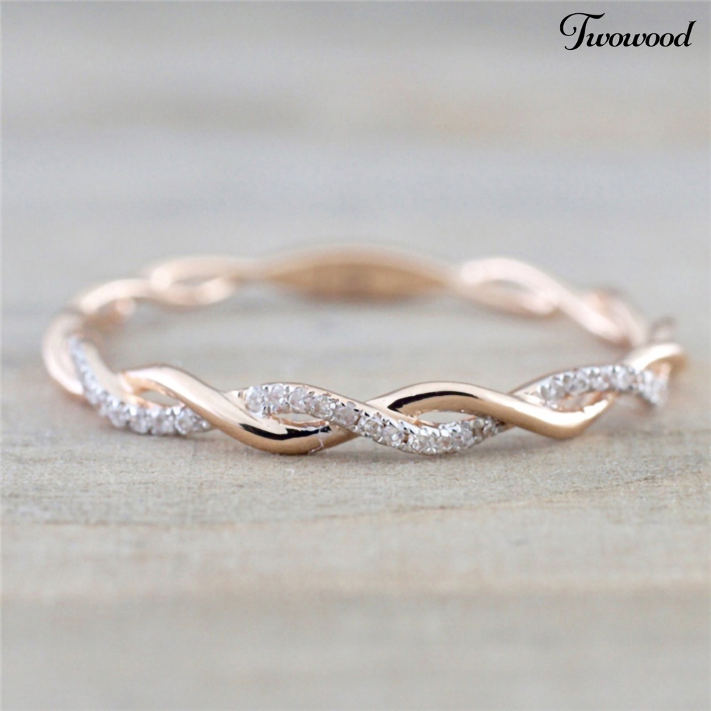 Cincin Bentuk Twisted Bahan Alloy Aksen Berlian Imitasi Untuk Wanita