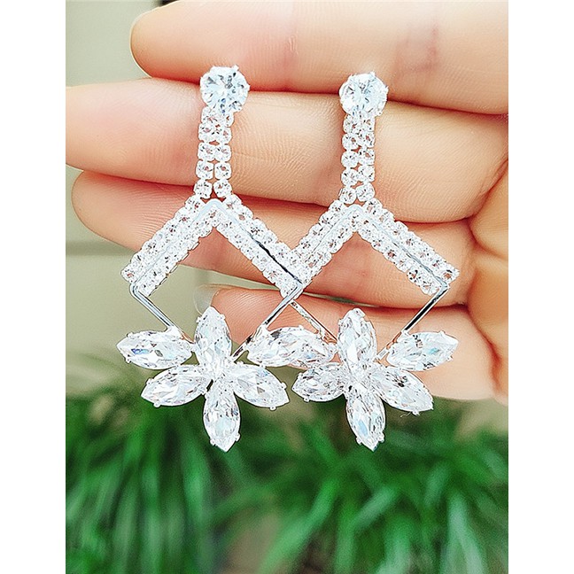 LRC Anting Tusuk Fashion White Alloy Flower Crystal Diamond Gemstone Earrings D28730