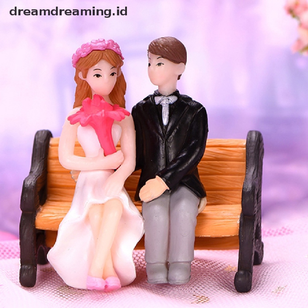 (dreamdreaming.id) 1 Pasang Miniatur Pasangan Kekasih Di Kursi Untuk Dekorasi Taman Mini / Hadiah