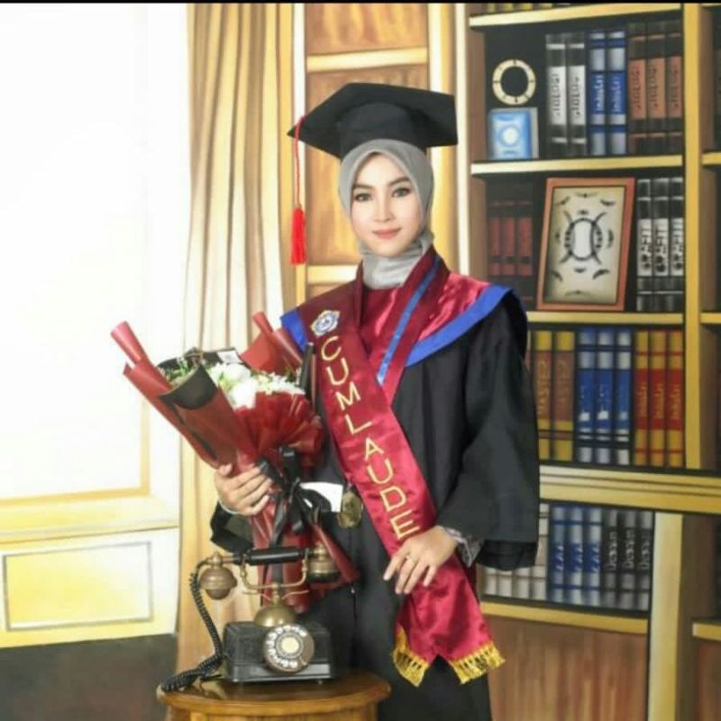 selempang CUMLAUDE pake logo pake rumbay tanpa  list pita bahan Saten maron 2 lapis bordiran ga temb