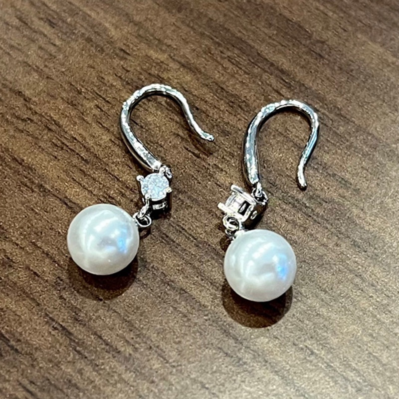 Anting Juntai Bentuk Bulat Aksen Mutiara Imitasi Warna Silver Untuk Wanita